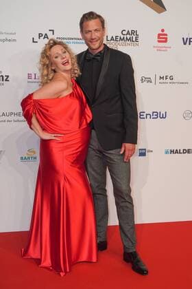 For the fifth time, the award will be presented in Laupheim The presenters Dr Jana Kuebel, Florian Weber Presentation of the Carl Laemmle Producer Award For the fifth time, the award will be presented in Laupheim Laupheim, Schloss Grosslaupheim, 12 05 2022 SP_GHR