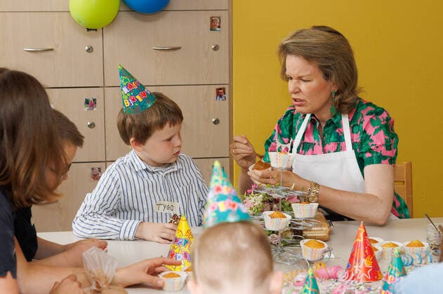 Bilder des Jahres 2022, Entertainment 05 Mai Entertainment Bilder des Tages Queen Mathilde of Belgium decorates a cupcake with a boy (Tygo) during a royal visit to De Kindervriend, a multifunctional center for children with intellectual disabilities, in the context of the Week of Care, in Rollegem, Kortrijk, Friday 13 May 2022. The Week of Care (Week van de Zorg) is an initiative of Dag van de Zorg vzw. This year the focus is on prevention. This annual campaign puts the needs of and developments in the care and welfare sector in the spotlight. In Rollegem, the Queen will become acquainted with the specific framework for the children and will participate in a number of empathic moments.  KURTxDESPLENTER 34947272