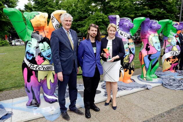 Bilder des Jahres 2022, News 05 Mai 13.05.2022, Berlin, Deutschland - Enthuellung von Buddy-Baer-Skulpturen von Street-Art-Kuenstler Damian Yves Rohde auf dem Wittenbergplatz in Berlin. Das Motto des Kunstwerks lautet Hand-in-Hand fuer Toleranz. Foto: v.r. Franziska Giffey, SPD, Regierende Buergermeisterin von Berlin, Street-Art-Kuenstler Damian Yves Rohde und Unternehmer Klaus Herlitz, Gruender der Buddy Baer Berlin GmbH. *** 13 05 2022, Berlin, Germany Unveiling of Buddy Baer sculptures by Street Art artist Damian Yves Rohde on Wittenbergplatz in Berlin The motto of the artwork is Hand in Hand for Tolerance Photo f r Franziska Giffey, SPD, Governing Mayor of Berlin, Street Art artist Damian Yves Rohde and entrepreneur Klaus Herlitz, founder of Buddy Baer Berlin GmbH