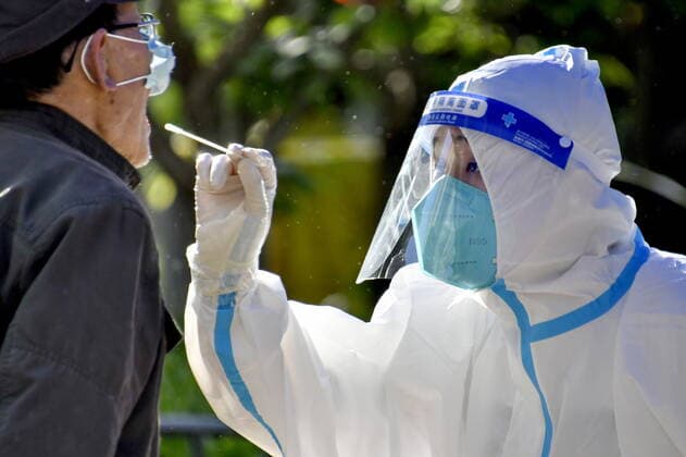 (220513) -- BEIJING, May 13, 2022 -- A medical worker takes a swab sample from a citizen for nucleic acid testing in Chaoyang District of Beijing, capital of China, May 13, 2022. Beijing plans to conduct three rounds of mass nucleic acid testing in 12 districts from Friday to Sunday. ) CHINA-BEIJING-COVID-19-NUCLEIC ACID TESTING (CN) LixXin 