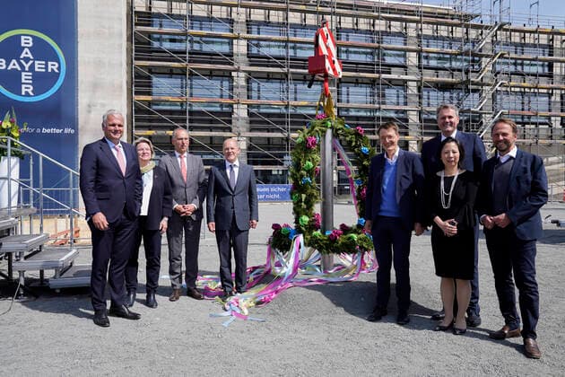 Bilder des Jahres 2022, News 05 Mai News Bilder des Tages Bundeskanzler beim Richtfest SOLIDA-1 im Chempark Leverkusen Aktuell, 13.05.2022, Leverkusen, Guppenbild Bundeskanzler Olaf Scholz, Vorstandsvorsitzender der Bayer AG Werner Baumann und Heike Hausfeld Vorsitzende des Gesamtbetriebsrats der Bayer AG, Stefan Oelrich Bayer AG, Bundesgesundheitsminister Karl Lauterbach, Oberbuergermeister Uwe Richrath, Serena Lin Bayer AG, Thorsten Winkelmann Bayer AG beim Richtfest der Bayer AG im Chempark Leverkusen zur Eroeffnung der neuen Arzneimittelproduktionsanlage SOLIDA-1 Leverkusen Nordrhein-Westfalen Deutschland *** Chancellor at the topping-out ceremony SOLIDA 1 at Chempark Leverkusen Current, 13 05 2022, Leverkusen, Guppenbild Chancellor Olaf Scholz, Chairman of the Board of Management of Bayer A