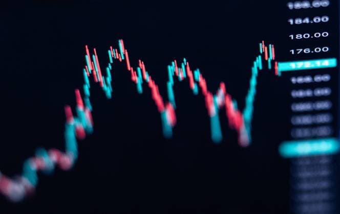 Das Kerzenchart des Deutschen Aktien Index (DAX) ist auf einer Handelsplattform auf einem Laptop geöffnet. Rottweil Baden-Württemberg Deutschland *** The candlestick chart of the German share index DAX is open on a trading platform on a laptop Rottweil Baden Württemberg Germany