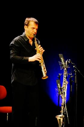 Der deutsche Bassklarinettist Klaus Gesing am Sopransaxophon in der Philharmonie Essen.. German bass clarinetist Klaus Gesing on soprano saxophone at the Philharmonie Essen. Essen NRW DEU;DE;GERMANY;DEUTSCHLAND;ALLEMAGNE