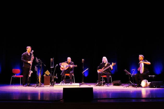 Das Anouar Brahem Quartet mit (v.l.n.r.) Klaus Gesing (bcl., ss.), Anouar Brahem (oud), Björn Meyer (b.) und Khaled Yassine (Bendir, Darbuka) in der Philharmonie Essen. The Anouar Brahem Quartet with (l. to r.) Klaus Gesing (bcl., ss.), Anouar Brahem (oud), Björn Meyer (b.) nd Khaled Yassine (Bendir, Darbuka) at the Philharmonie Essen. Essen NRW DEU;DE;GERMANY;DEUTSCHLAND;ALLEMAGNE