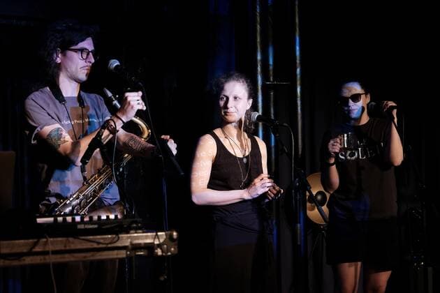 14 05 2022 xkhx Kassel Theaterstübchen 13 Kasseler JazzFrühling Soundcheck before the concert Pussy Riot Maria Alyokhina, with Olga Borisova, Diana Burkot Drums, Keyboard , Anton Ponomarew sax