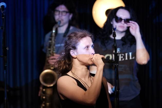 14 05 2022 xkhx Kassel Theaterstübchen 13 Kasseler JazzFrühling Soundcheck before the concert Pussy Riot Maria Alyokhina, with Olga Borisova, Diana Burkot Drums, Keyboard , Anton Ponomarew sax