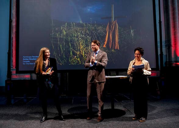14-05-2022 Amsterdam Prince Constantijn and Amber Bracken with Kamloops Residential School attend the World Press Photo Contest 2022 at the Nieuwe Kerk Amsterdam. Â  Copyright: xPPEx