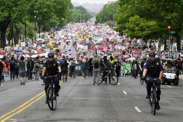 Bilder des Jahres 2022, News 05 Mai News Bilder des Tages May 14, 2022, Washington, United States: Protesters march with placards expressing their opinion during the protest. Demonstrators from Planned Parenthood™s movement hold a rally about Bans Off our Bodies and march to US Supreme Court to support abortion, at Washington Monument-Supreme Court. Washington United States - ZUMAs197 20220514_zaa_s197_461 Copyright: xLeninxNollyx