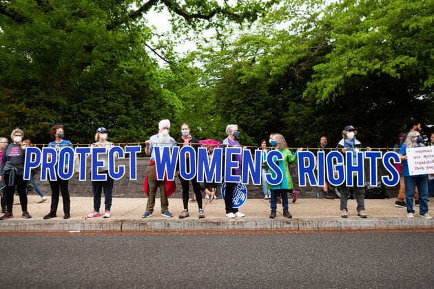 Bilder des Jahres 2022, News 05 Mai News Bilder des Tages Bans Off Our Bodies march for reproductive rights in Washington, DC Pro-choice protesters at the flagship event of a nationwide day of protest for reproductive rights call for the protection of women s rights. Hosts Planned Parenthood and the Women s March organized the numerous demonstrations in a response to the leaked draft opinion by the Supreme Court that will overturn the right to abortion established by Roe v. Wade. Millions of Americans attending the event demanded that the rights to bodily autonomy and reproductive decisions remain in the hands of each individual. Washington DC United States  Copyright: xAllisonxBaileyx originalFilename: bailey-bansoffo220514_np1Jl.jpg