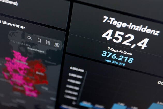 RKI dashboard, 7 day incidence is now 452.4 7 day incidence, RKI dashboard on a monitor on 15 05 2022 in Siegen Germany.