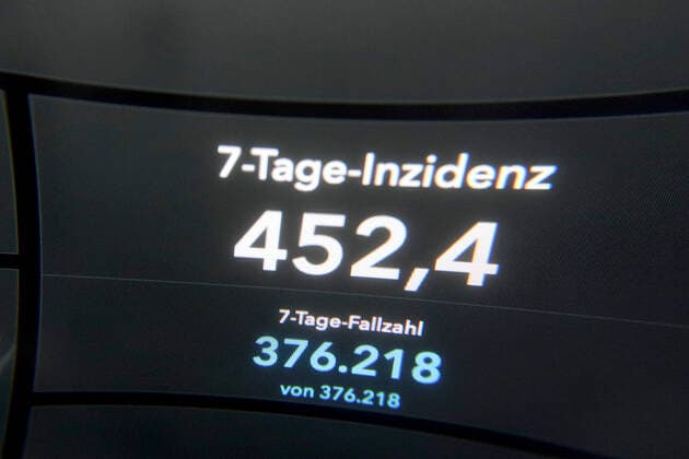 RKI dashboard, 7 day incidence is now 452.4 7 day incidence, RKI dashboard on a monitor on 15 05 2022 in Siegen Germany.