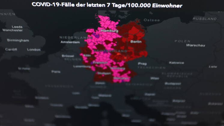 RKI dashboard, 7 day incidence is now 452.4 7 day incidence, RKI dashboard on a monitor on 15 05 2022 in Siegen Germany.