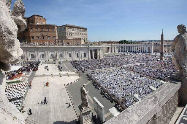 Bilder des Jahres 2022, News 05 Mai News Bilder des Tages 2022-05-15 10:24:32 VATICAN CITY - Catholics on St. Peter s Square during the canonization of, among others, the Dutch Karmelite Father Titus Brandsma. Brandsma was arrested by the German occupiers in 1942 because of his open opposition to Nazism, which he expressed long before the war. The Carmelite died in Dachau concentration camp from hardship. ANP RAMON MANGOLD netherlands out - belgium out *** 2022 05 15 10 24 32 VATICAN CITY Catholics on St Peter s Square during the canonization of, among others, the Dutch Carmelite Father Titus Brandsma Brandsma was arrested by the German occupiers in 1942 because of his open opposition to Nazism, which he expressed long before the war The Carmelite died in Dachau concentration camp from hardship AN  Copyright: xx x448570598x originalFilename: 448570598.jpg