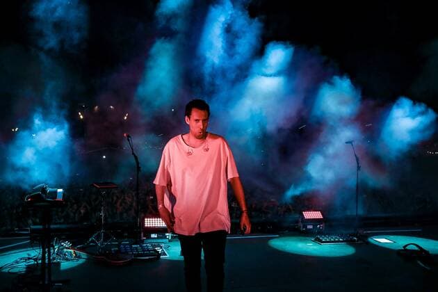 2022 05 14 21 49 49 SCHEVENINGEN Lead singer Eloi Youssef of the Dutch rock band Kensington leaves the stage after their performance at beach concert Live on the Beach ANP KIPPA PAUL BERGEN netherlands out belgium out  Copyright: xx x448579723x originalFilename: 448579723.jpg
