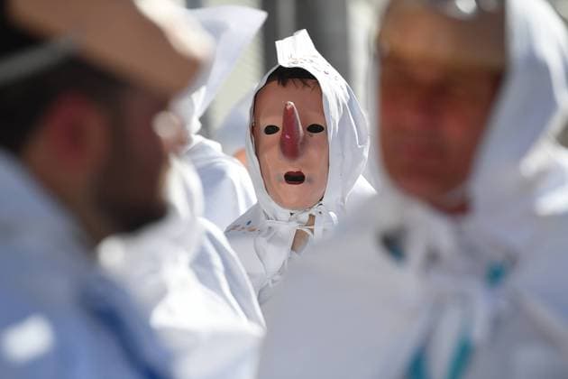 News Bilder des Tages Blancs Moussis pictured during a folcloric carnival parade in Stavelot, Sunday 15 May 2022. The parade replaces the Laetare of Stavelot which is traditionally held on Laetare Sunday and is very well known for its Blancs Moussis , showering people with confetti, dressed in a white costume with hood and a red pointed nose.  JOHNxTHYS 35163694