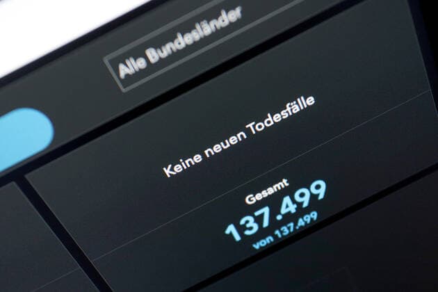 Dashboard of the RKI, the 7 day incidence is now 439.2 there are NO NEW DEATHS reported 7 day incidence, dashboard of the RKI on a monitor on 16 05 2022 in Siegen Germany.
