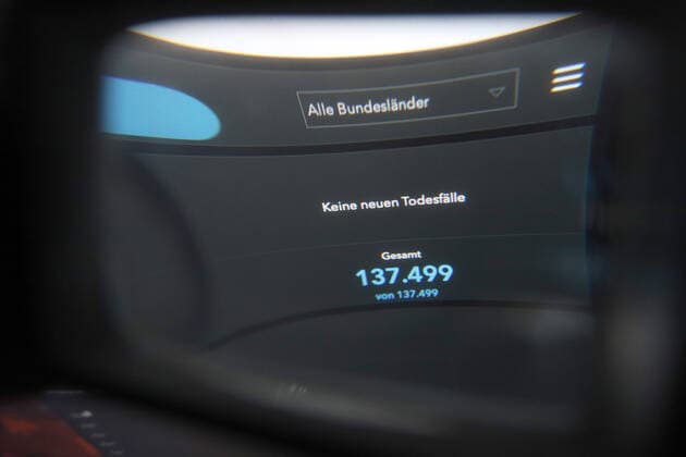 Dashboard of the RKI, the 7 day incidence is now 439.2 there are NO NEW DEATHS reported 7 day incidence, dashboard of the RKI on a monitor on 16 05 2022 in Siegen Germany.