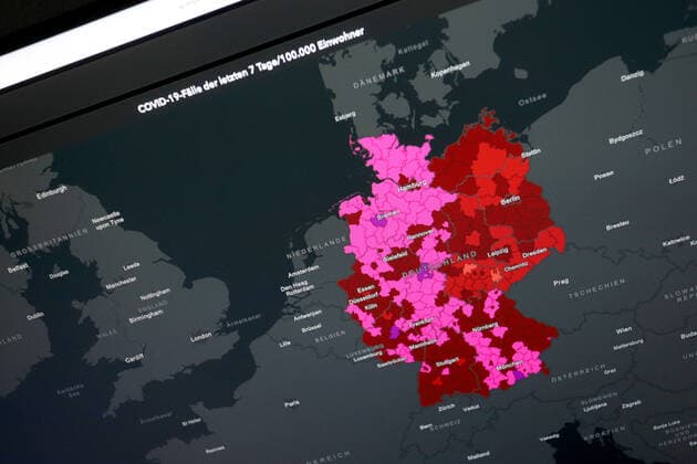 Dashboard of the RKI, the 7 day incidence is now 439.2 there are NO NEW DEATHS reported 7 day incidence, dashboard of the RKI on a monitor on 16 05 2022 in Siegen Germany.