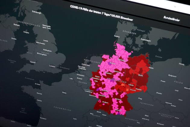 Dashboard of the RKI, the 7 day incidence is now 439.2 there are NO NEW DEATHS reported 7 day incidence, dashboard of the RKI on a monitor on 16 05 2022 in Siegen Germany.
