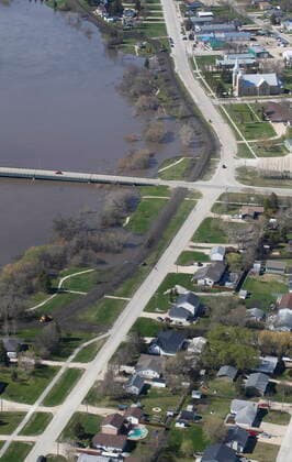 May 15, 2022, WINNIPEG, MB, CANADA: St Agathe, Man., is protected against Red River flooding by a dike south of Winnipeg, Sunday, May 15, 2022. WINNIPEG CANADA  - ZUMAc35_ 20220515_zaf_c35_054 Copyright: xJohnxWoodsx