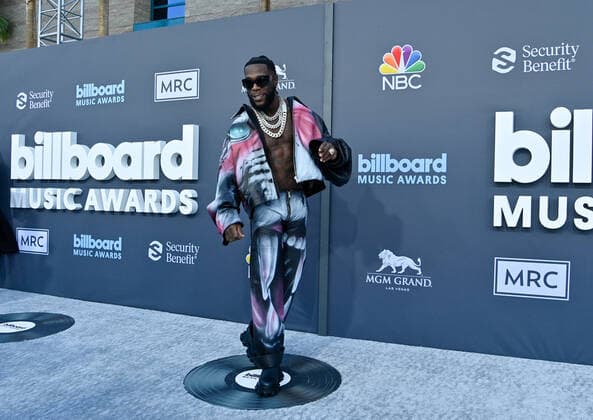 Burna Boy attends the annual Billboard Music Awards held at the MGM Grand Garden Arena in Las Vegas, Nevada on May 15, 2022.  LAV202205150405 JIMxRUYMEN