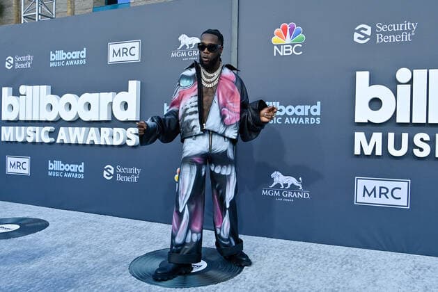 Burna Boy attends the annual Billboard Music Awards held at the MGM Grand Garden Arena in Las Vegas, Nevada on May 15, 2022.  LAV202205150407 JIMxRUYMEN