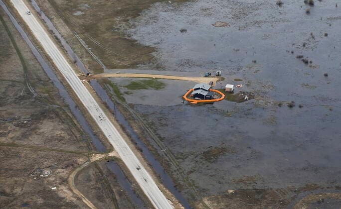 May 15, 2022, WINNIPEG, MANITOBA, CANADA: A home on Peguis First Nation with a Tiger Dam around it for Fisher River flooding north of Winnipeg, Sunday, May 15, 2022. Residents of the community were evacuated. The river levels have dropped considerably this week. WINNIPEG CANADA  - ZUMAc35_ 20220515_zaf_c35_155 Copyright: xJohnxWoodsx