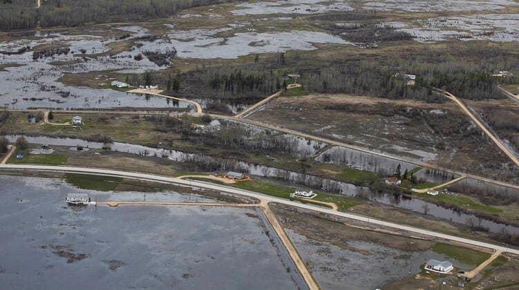 May 15, 2022, WINNIPEG, MANITOBA, CANADA: Homes on Peguis First Nation with a Tiger Dam around it for Fisher River flooding north of Winnipeg, Sunday, May 15, 2022. Residents of the community were evacuated. The river levels have dropped considerably this week. WINNIPEG CANADA  - ZUMAc35_ 20220515_zaf_c35_160 Copyright: xJohnxWoodsx