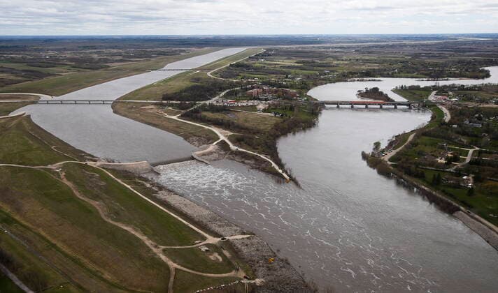 May 15, 2022, WINNIPEG, MANITOBA, CANADA: The Winnipeg Floodway outlet, left and the Red River just north of Winnipeg, Sunday, May 15, 2022. The floodway is used to divert Red River flood water around the city of Winnipeg. WINNIPEG CANADA  - ZUMAc35_ 20220515_zaf_c35_168 Copyright: xJohnxWoodsx