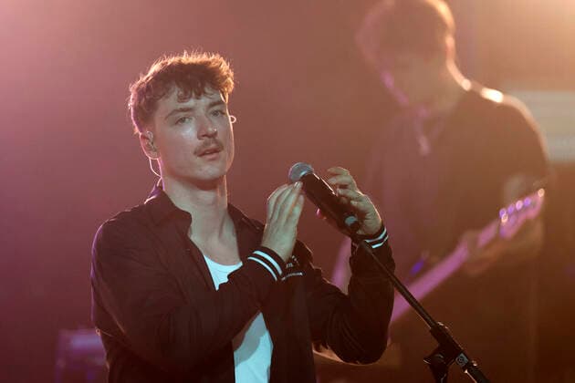 Musician and web video producer Roman Lochmann with his band HE RO at their debut concert at Theater am Tanzbrunnen Cologne, 15 05 2022 NRW Germany Copyright: xChristophxHardtx