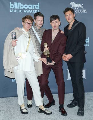 May 15, 2022, Las Vegas, Nevada, USA: (L-R) Dave Bayley, Drew MacFarlane, Edmund Irwin-Singer, and Joe Seaward of Glass Animals pose with the Top Rock Aritst Award in the backstage press room during the 2022 Billboard Music Awards at MGM Grand Garden Arena on May 15, 2022 in Las Vegas, Nevada. Las Vegas USA - ZUMAw109 20220515_zap_w109_024 Copyright: xDebbyxWongx