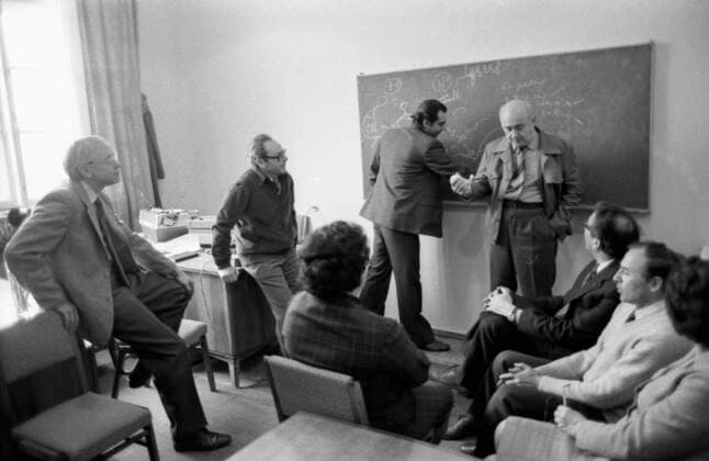 Alexander Braunshtein, Member of Soviet Academy of Sciences 8184168 01.01.1980 Standing near blackboard: Hero of Socialist Labor and Lenin Prize Recipient Alexander Braunshtein, Member of the Soviet Academy of Sciences, conducts a seminar at the Institute of Molecular Biology of the Soviet Academy of Sciences. Moscow Russia  Copyright: xx