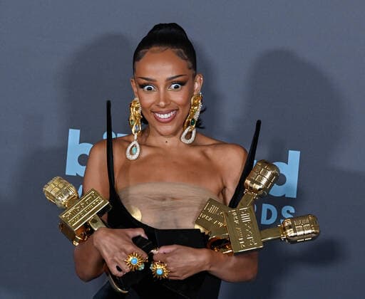 Doja Cat appears backstage with her four awards during the annual Billboard Music Awards held at the MGM Grand Garden Arena in Las Vegas on May 15, 2022. The musician was honored as Top R&B Artist, Top Female Artist, Top R&B Female Artist and for Top R&B Album for Planet Her .  LAV202205150669 JIMxRUYMEN
