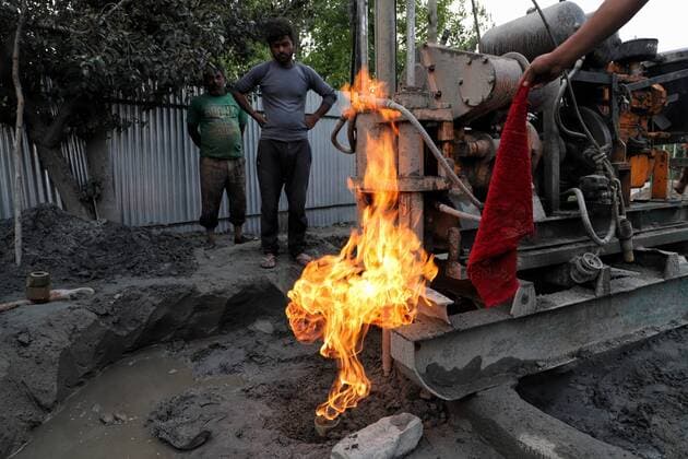 IMAGO Nature: Unsere Erde, Umweltverträgliche Herausforderungen des 21. Jahrhunderts, Methan Methane Gas Found In Kashmir Methane Gas found during Geo Technical Investigation at 40 meters Borehole in Behrampora, Sopore, District Baramulla, Jammu and Kashmir, India on 16 May 2022. A comprehensive scientific paper has revealed a strong possibility of finding gas and petroleum in Jammu and Kashmir and has sought access to oil companies and researchers to carry out an exploration in the Union Territory. Kashmir India  Copyright: xNasirxKachroox originalFilename: kachroo-notitle220516_npgwf.jpg