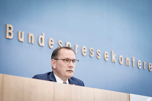 News Themen der Woche KW20 News Bilder des Tages Bundespressekonferenz in Berlin - AfD - Auswirkungen der Landtagswahl in Nordrhein-Westfalen auf die Bundespolitik - Tino Chrupalla, Bundessprecher der AfD und Vorsitzender der AfD-Fraktion im Bundestag;Bundespressekonferenz in Berlin - AfD - Auswirkungen der Landtagswahl in Nordrhein-Westfalen auf die Bundespolitik - Tino Chrupalla, Bundessprecher der AfD und Vorsitzender der AfD-Fraktion im Bundestag, Berlin Berlin Deutschland Haus der Bundespressekonferenz *** Federal Press Conference in Berlin AfD Impact of the state election in North Rhine-Westphalia on federal politics Tino Chrupalla, Federal Spokesman of the AfD and Chairman of the AfD parliamentary group in the Bundestag Federal Press Conference in Berlin AfD Impact of the state ele