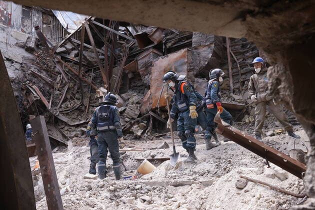 News Themen der Woche KW20 News Bilder des Tages DONETSK REGION, UKRAINE - MAY 16, 2022: Employees of the Russian Emergencies Ministry clear out the ruins of a building in the city of Mariupol. The Russian Armed Forces are carrying out a special military operation in Ukraine in response to requests from the leaders of the Donetsk People s Republic and the Lugansk People s Republic. Vladimir Gerdo TASS  TS131483