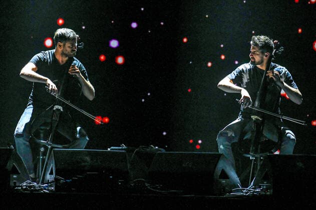 16 05 2022, xlakx, entertainment music, 2Cellos concert emspor, v l Croatian cellists Stjepan Hause and Luka Sulic, 2CELLOS, provide musical entertainment at the Mercedes Benz Arena Berlin Berlin