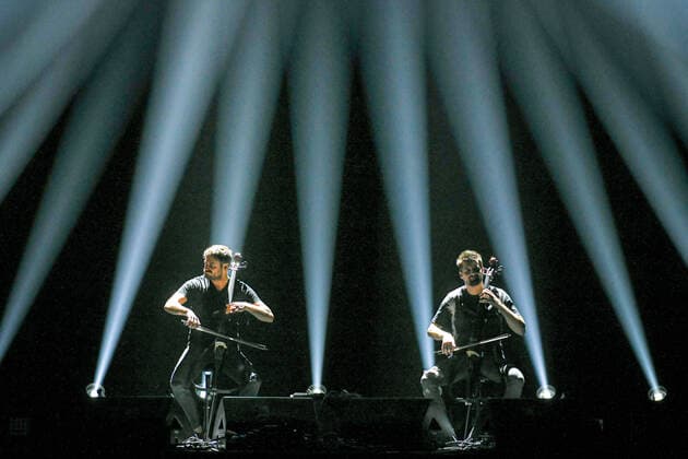 16 05 2022, xlakx, entertainment music, 2Cellos concert emspor, v l Croatian cellists Stjepan Hause and Luka Sulic, 2CELLOS, provide musical entertainment at the Mercedes Benz Arena Berlin Berlin