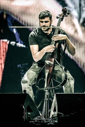 16 05 2022, xlakx, entertainment music, 2Cellos concert emspor, v l The Croatian cellist Stjepan Hause 2CELLOS, provide musical entertainment at the Mercedes Benz Arena Berlin Berlin
