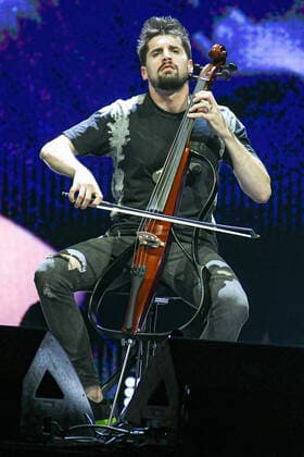 16 05 2022, xlakx, entertainment music, 2Cellos concert emspor, v l Croatian cellist Luka Sulic, 2CELLOS provide musical entertainment at the Mercedes Benz Arena Berlin Berlin