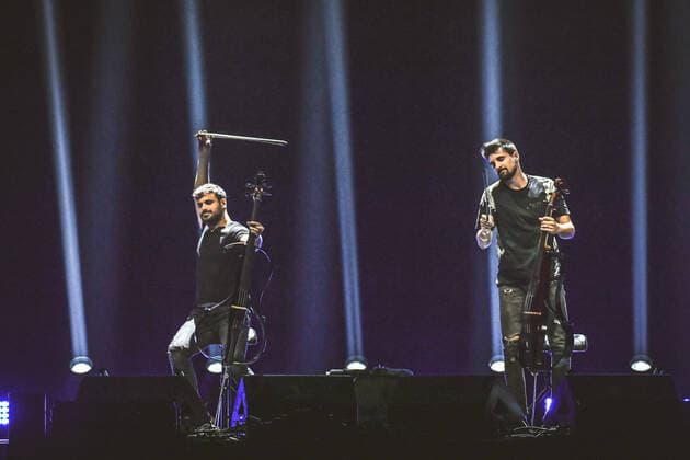 16 05 2022, xlakx, entertainment music, 2Cellos concert emspor, v l Croatian cellists Stjepan Hause and Luka Sulic, 2CELLOS, provide musical entertainment at the Mercedes Benz Arena Berlin Berlin