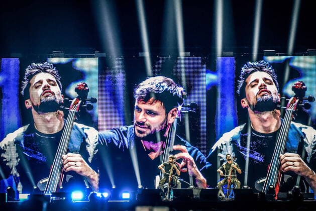 16 05 2022, xlakx, entertainment music, 2Cellos concert emspor, v l Croatian cellists Stjepan Hause and Luka Sulic, 2CELLOS, provide musical entertainment at the Mercedes Benz Arena Berlin Berlin