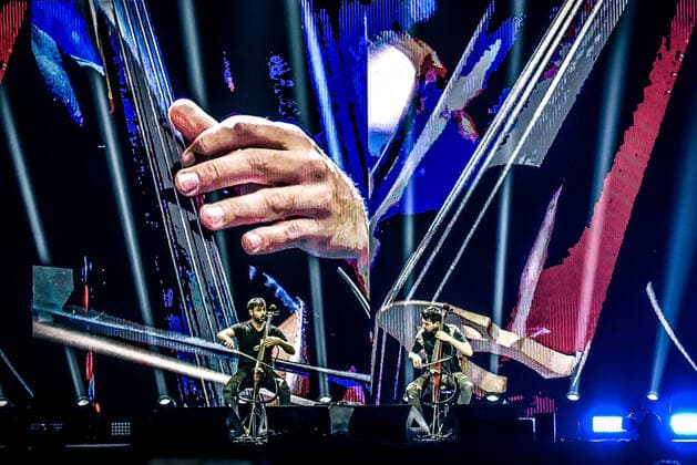 16 05 2022, xlakx, entertainment music, 2Cellos concert emspor, v l Croatian cellists Stjepan Hause and Luka Sulic, 2CELLOS, provide musical entertainment at the Mercedes Benz Arena Berlin Berlin