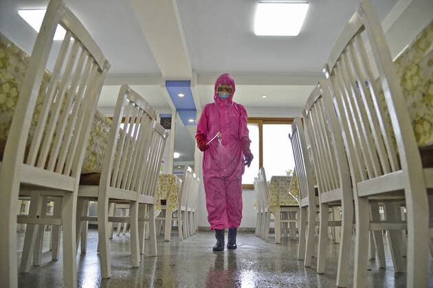 Coronavirus in Nordkorea, Eindrücke aus Pjöngjang COVID fears in N. Korea A worker disinfects a dining room at a sanitary supplies factory in Pyongyang on May 16, 2022, amid growing fears over the spread of COVID-19.  A14AA0001290786P