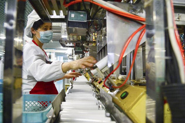 Coronavirus in Nordkorea, Eindrücke aus Pjöngjang COVID fears in N. Korea A masked employee works at a sanitary supplies factory in Pyongyang on May 16, 2022, amid growing fears over the spread of COVID-19.  A14AA0001290793P