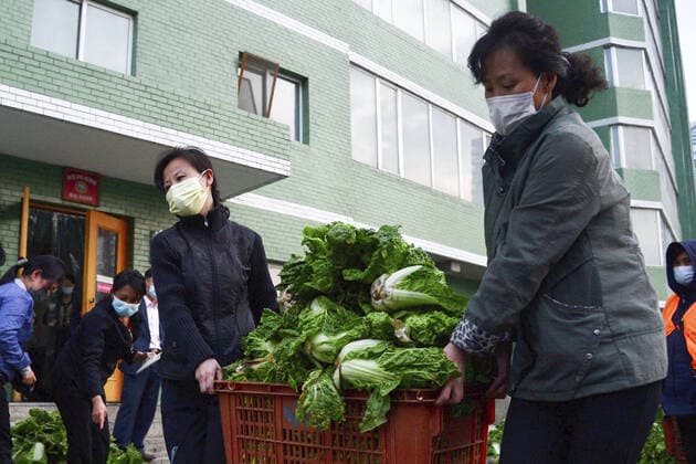 Coronavirus in Nordkorea, Eindrücke aus Pjöngjang COVID fears in N. Korea Residents wearing face masks carry vegetables in Pyongyang on May 16, 2022, amid growing fears over the spread of COVID-19.  A14AA0001290794P
