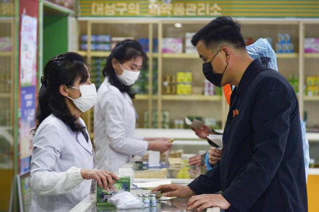 Coronavirus in Nordkorea, Eindrücke aus Pjöngjang COVID fears in N. Korea A man visits a pharmacy in Pyongyang on May 16, 2022, amid growing fears over the spread of COVID-19.  A14AA0001290795P