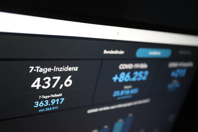 RKI dashboard, 7 day incidence is now 437.6 7 day incidence, RKI dashboard on a monitor on 17 05 2022 in Siegen Germany.