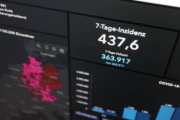 RKI dashboard, 7 day incidence is now 437.6 7 day incidence, RKI dashboard on a monitor on 17 05 2022 in Siegen Germany.