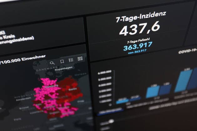 RKI dashboard, 7 day incidence is now 437.6 7 day incidence, RKI dashboard on a monitor on 17 05 2022 in Siegen Germany.